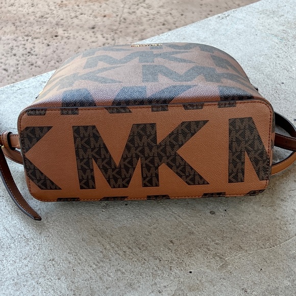 Michael Kors MK Graphic Logo Cindy backpack Signature NWT Authentic - Picture 6 of 10